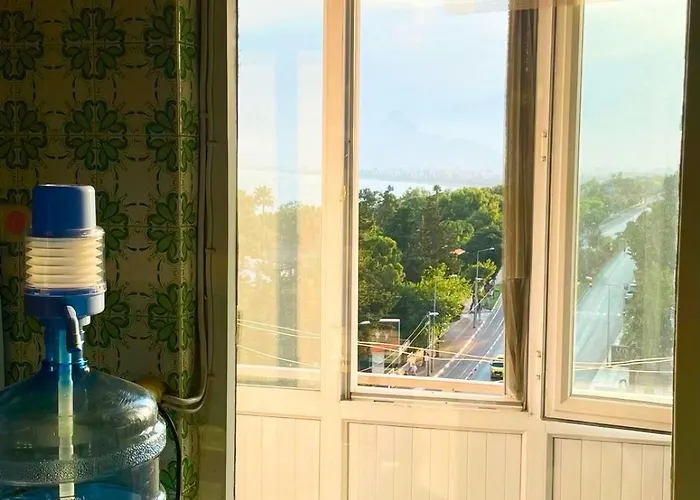 With Sea View, Right In The Center Couette-café